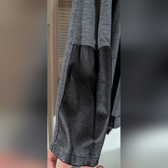 NEW DIRECTIONS WOMAN 1X GRAY W/FAUX LEATHER ON SLEEVES & SIDES PRE-LOVED SM HOLE - Picture 3 of 9